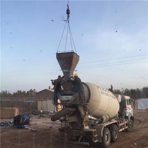 凤山县“精准瞄准”—— 吊车的 “定位导航” 技术